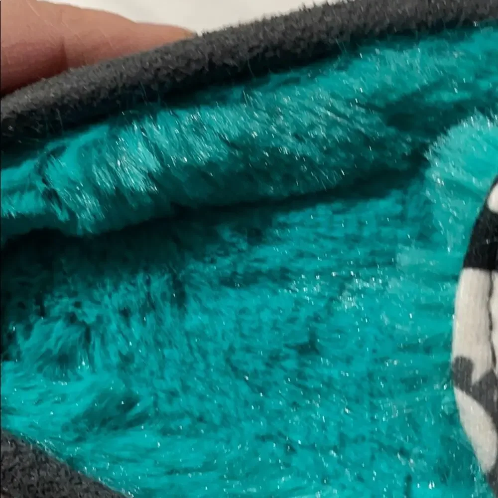 Chooze 9-10 mismatched matched slipper NWT